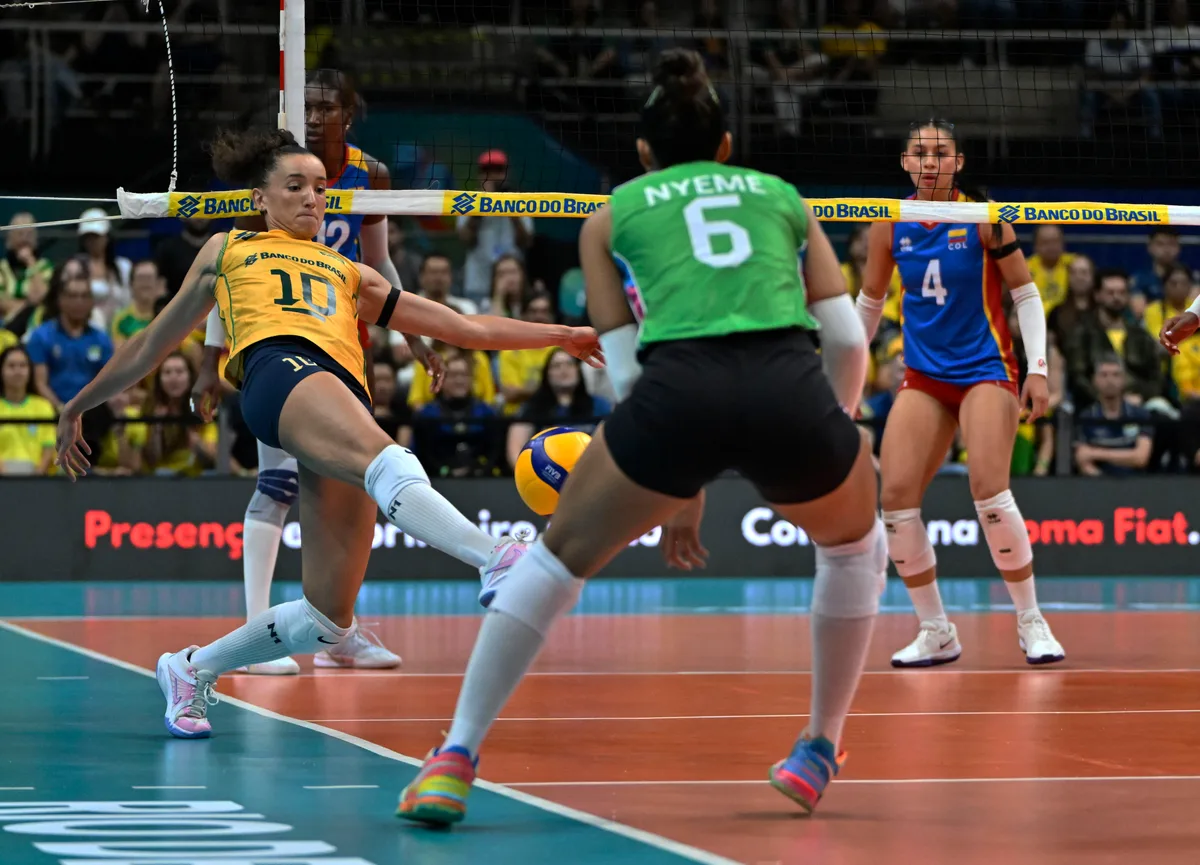 Gabi e Julia Bergmann brilham em defesas com os pés no Pré-Olímpico e brincam: "Foi cagada"