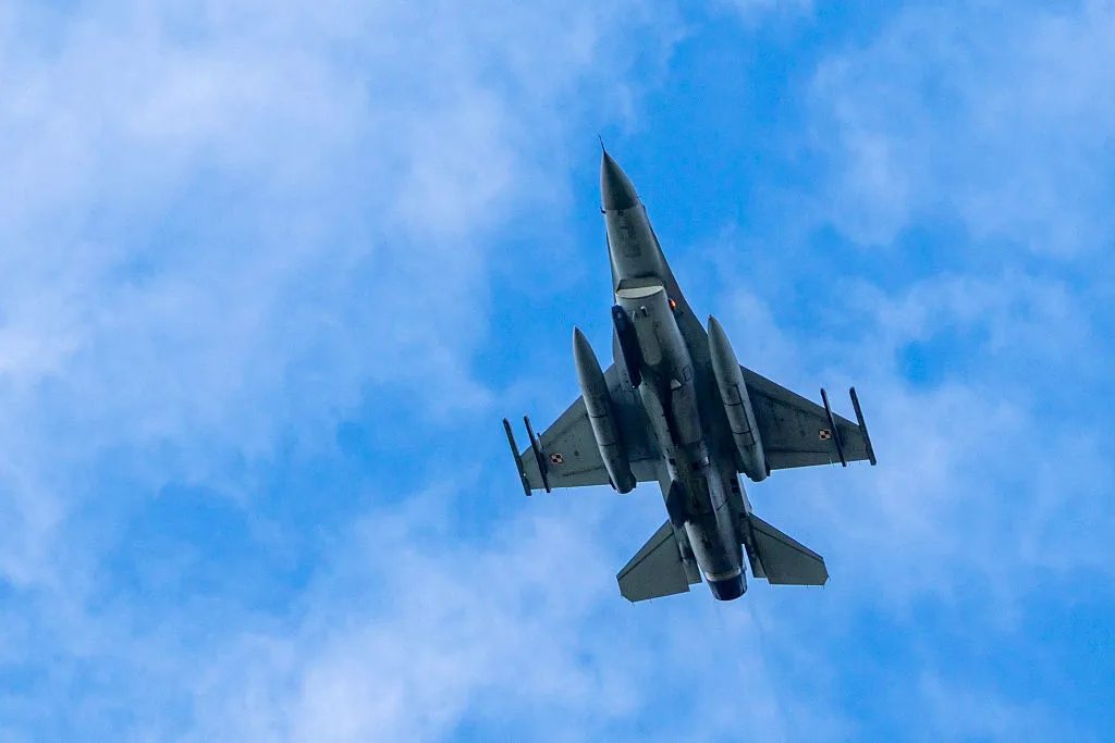 Otan aciona caças para derrubar drone que entrou no espaço aéreo da Letônia