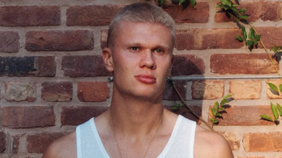 Erling Haaland posó como modelo y mostró su faceta más fashionista