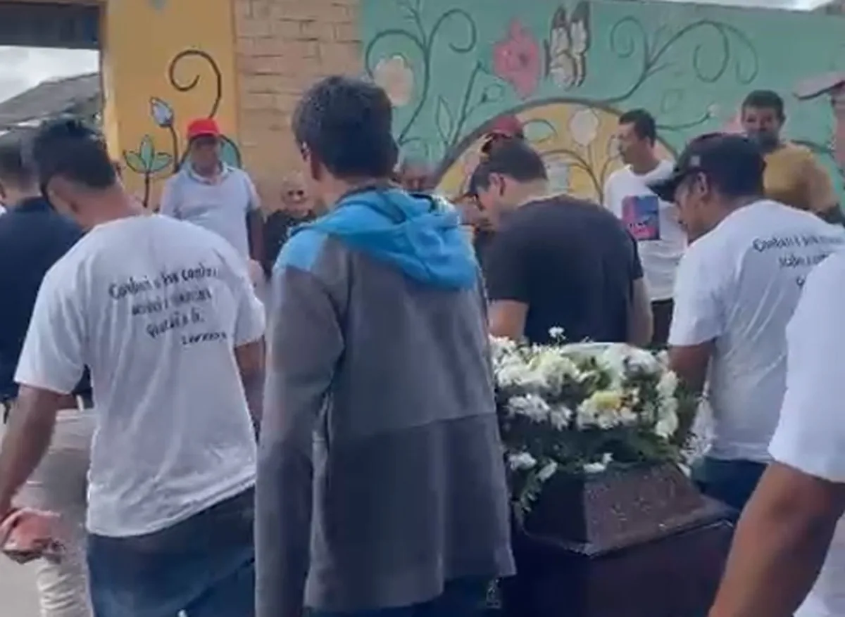 Familiares e amigos se despedem em Sergipe de caminhoneiro morto em acidente na BR-101 na Bahia