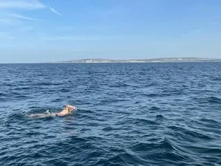 Après 49 000 km parcourus à pied, cet aventurier va achever son incroyable périple en traversant la Manche à la nage