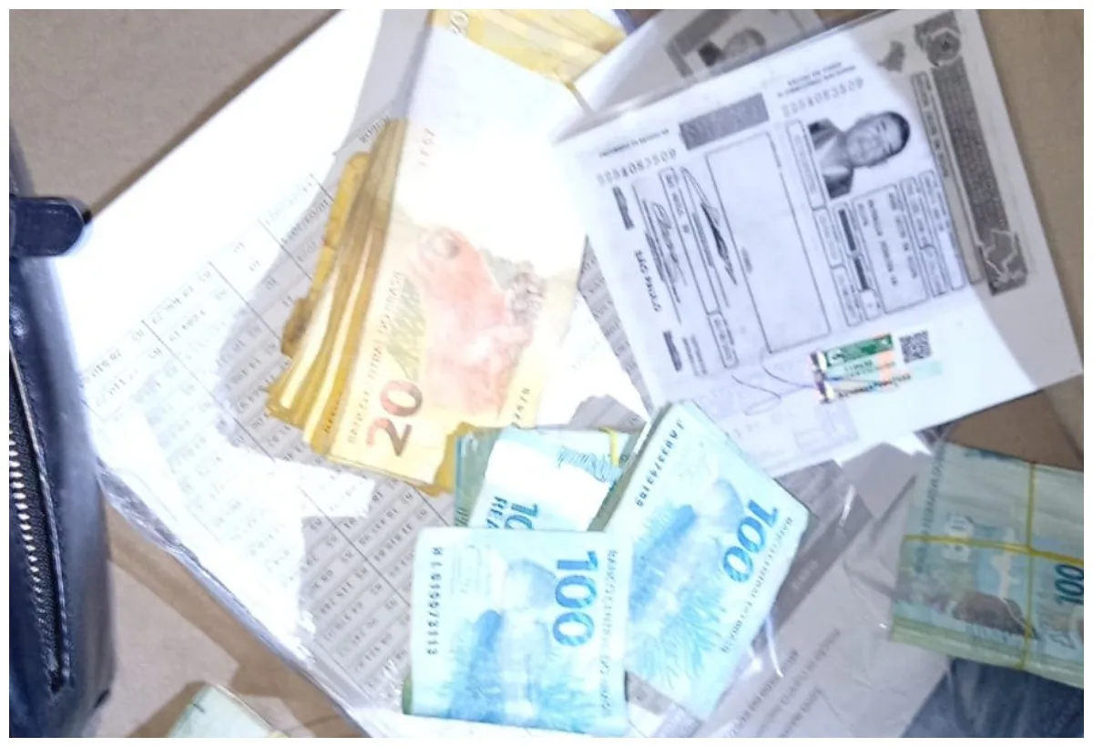 Polícia encontrou R$ 19,2 mil em dinheiro esparramados sobre sofá e lista com nomes e valores em escritório de Milton Leite, diz boletim de ocorrência