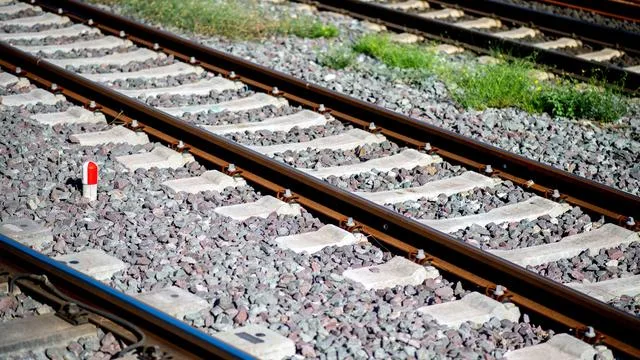 Kurz vor Bremerhaven: Kinder legen Steine in Gleise - Schaden und Verspätungen