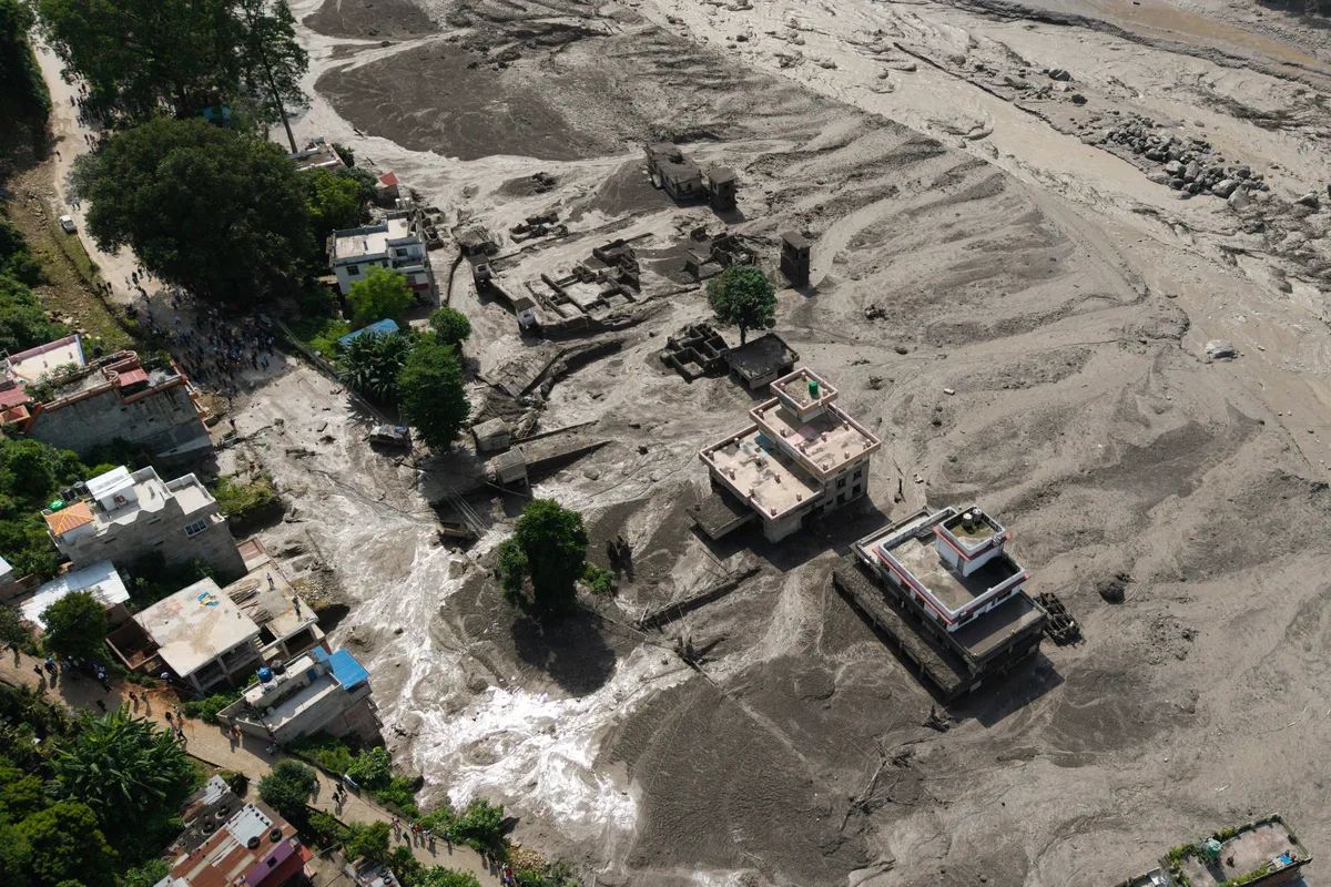 Equipos de rescate trabajan contrarreloj para hallar a cientos de desaparecidos tras las inundaciones entre Nepal y China