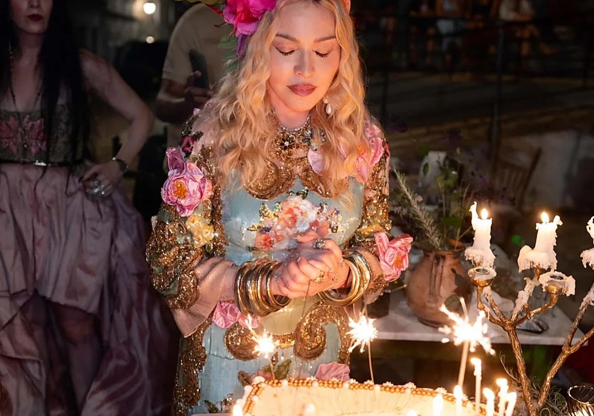 El espectacular vestido de Dolce & Gabbana con el que Madonna ha celebrado su 68 cumpleaños en Grecia