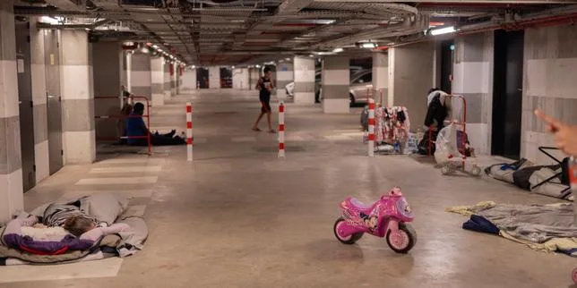 Les associations pressent le gouvernement d’héberger les 2 300 enfants à la rue : « Nous constatons une incapacité politique à tenir la promesse qui a été faite »
