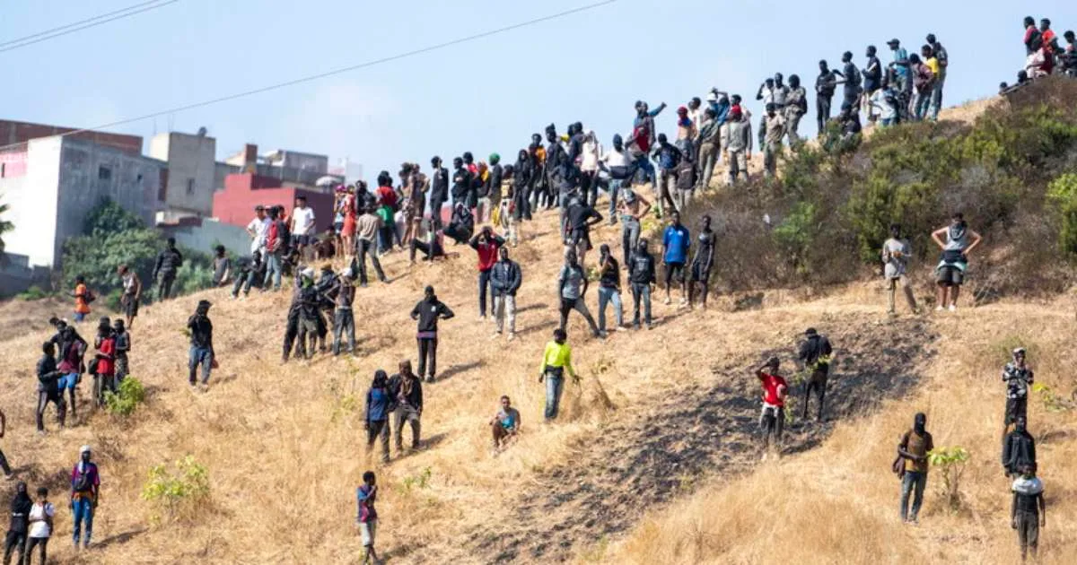 Agentes impedem que centenas de migrantes irregulares entrem em Ceuta, diz mídia