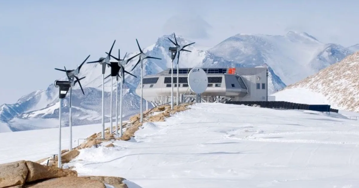 Situada a 220 kilómetros de la costa y rodeada únicamente de hielo, esta base científica utiliza el viento, el sol y la nieve derretida, alberga hasta 40 personas y purifica aproximadamente el 95% de sus aguas residuales sin depender de la electricidad