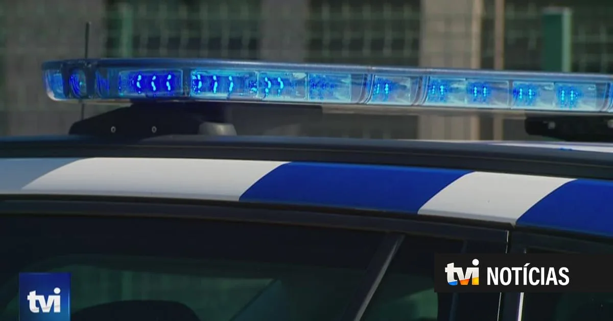 Carro despista-se durante fuga à polícia e fica em chamas. Agente que perseguia suspeitos foi quem lhes salvou a vida