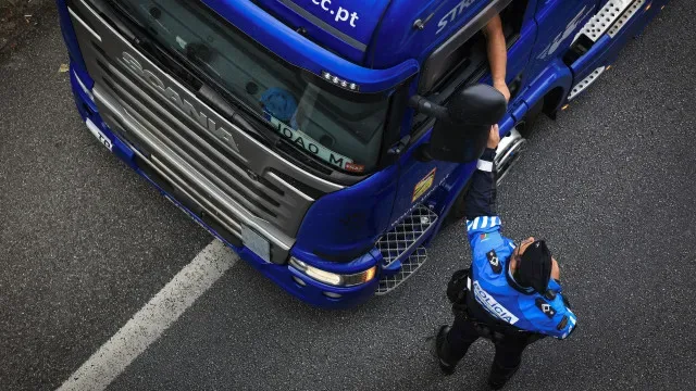 Proibição de pesados na VCI soma 27 infrações nas primeiras 48 horas
