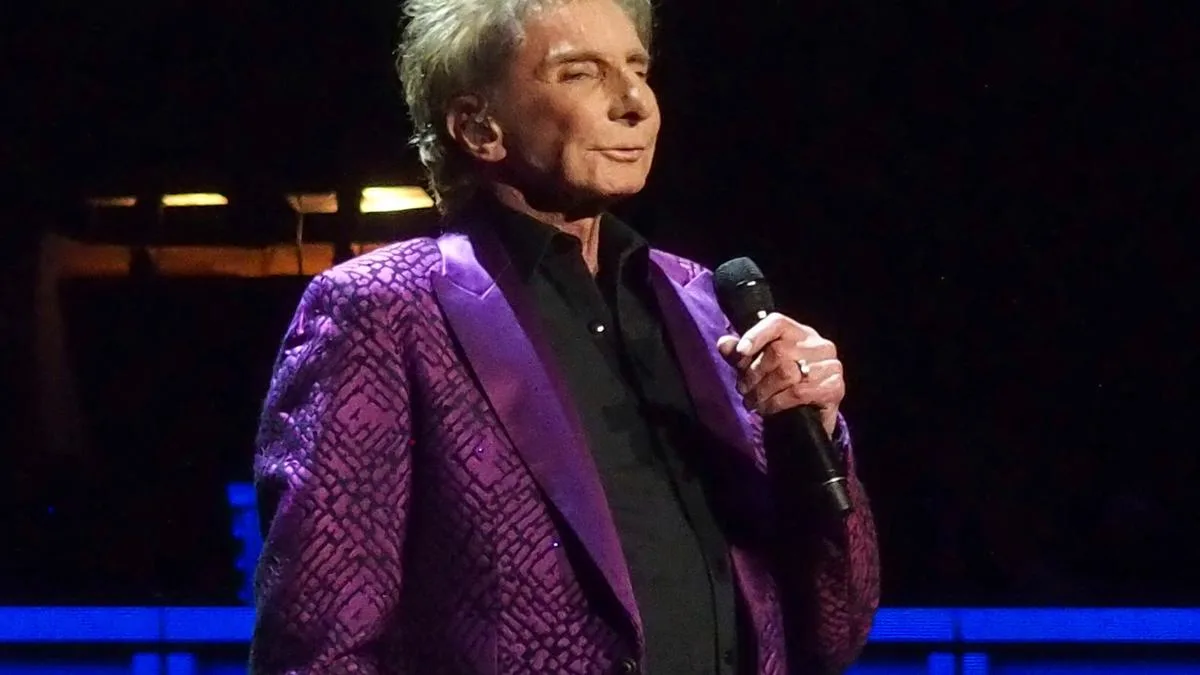Barry Manilow cancels Las Vegas shows after contracting bronchitis