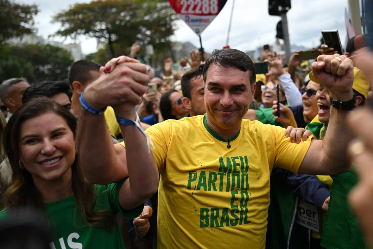 Flávio Bolsonaro grava propaganda em frente a Casas Bahia para explorar crise do varejo contra Lula