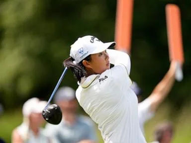 Yin chips in for birdie on 18 to take the 3rd-round lead at TPC Boston