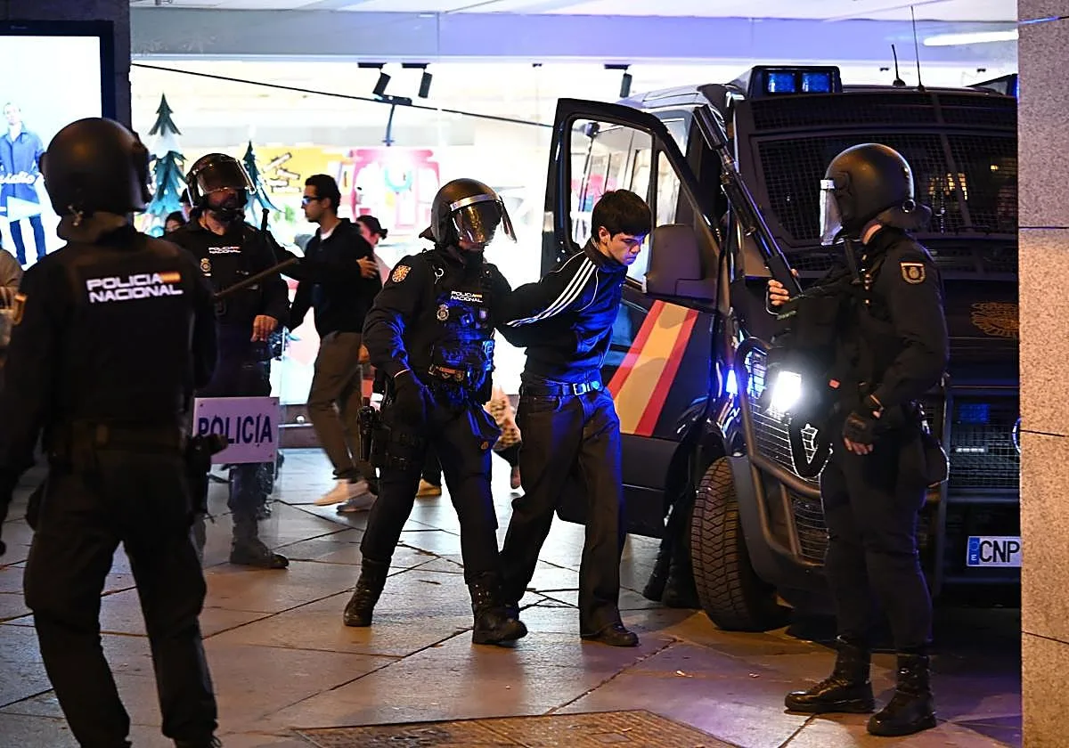 Tres detenidos en los incidentes entre manifestantes y acampados de ideologías extremas opuestas en la Puerta del Sol