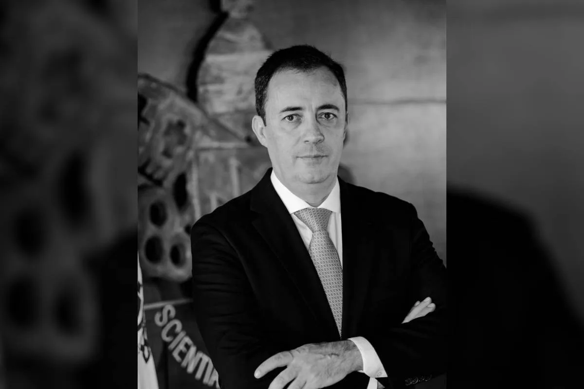 Reitor da PUC-PR morreu após ser atingido por objeto de acrílico arrancado de telhado por ventos fortes nos EUA