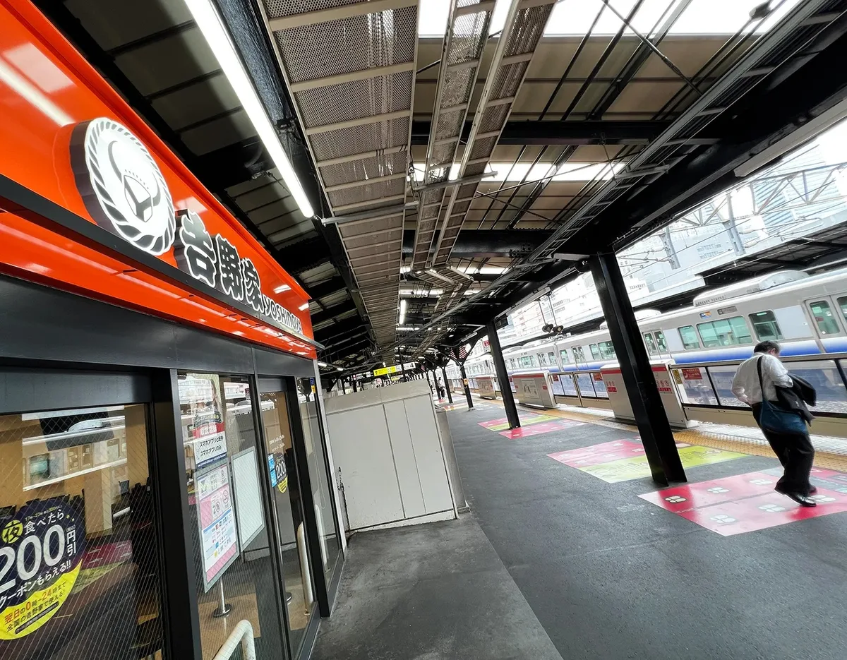 Only two Yoshinoya branches in all of Japan are on a train platform, and this is one of them