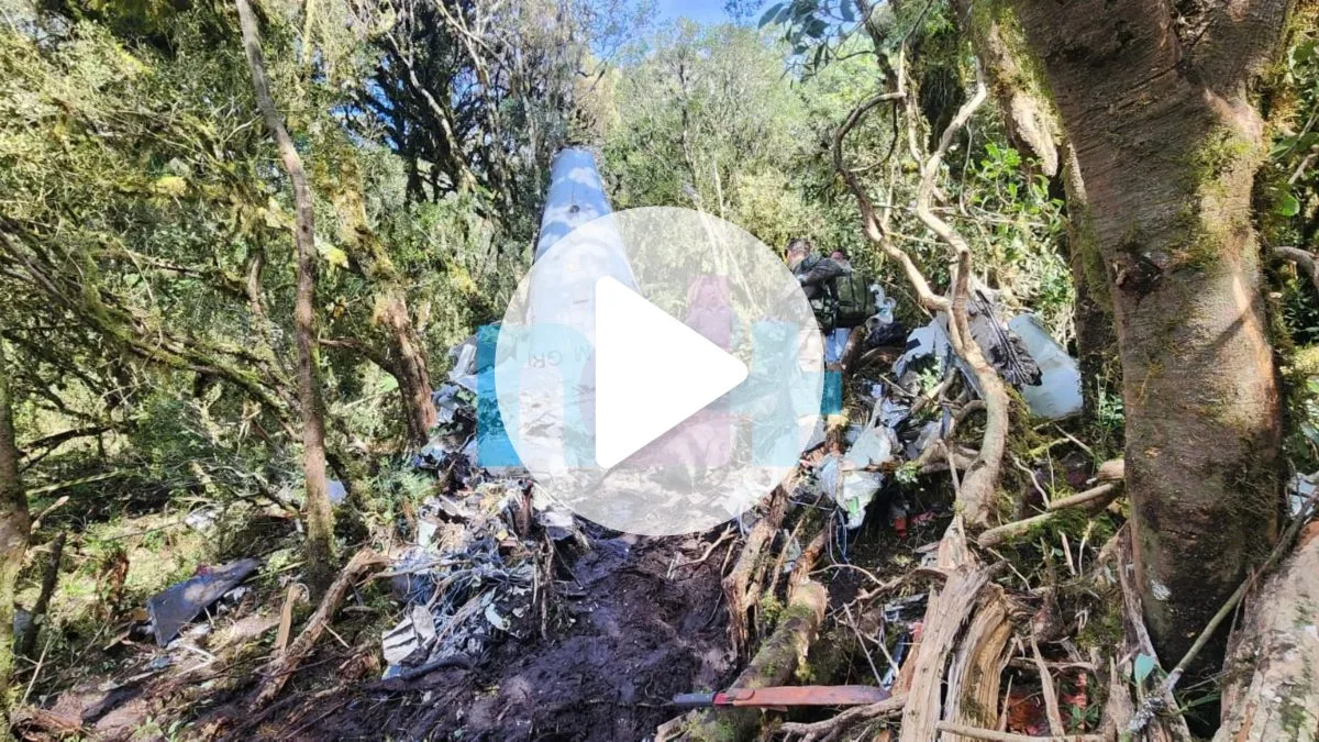 VÍDEO: imagens exclusivas mostram destroços do helicóptero com cantor Rick, empresário Bruno Avelar e outros 3 ocupantes em mata na Serra de SC