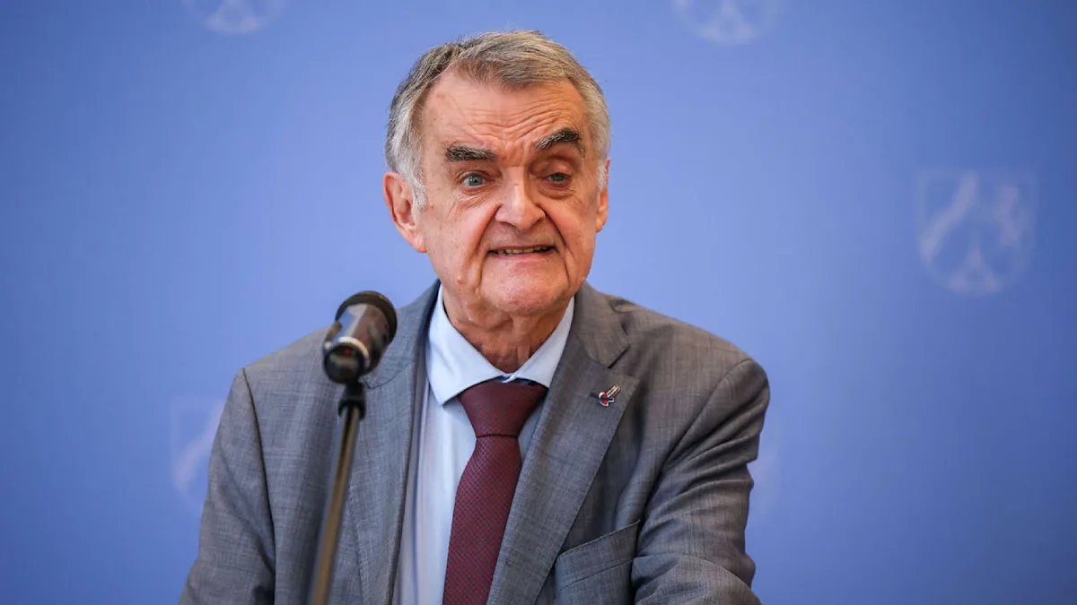 Über Treppe gestolpert - NRW-Innenminister Reul bricht sich die Hüfte