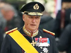 Familie bringt ihn heim : Sarg mit König Harald wird zum Schloss überführt