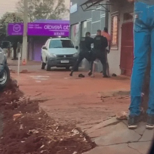 Suspeito de violência doméstica tenta tomar arma de PM e acaba baleado
