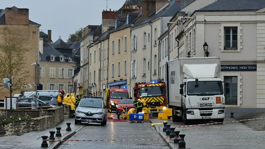 Fuite de produits chimiques d'un camion à Laval, le chauffeur victime de brûlures, une partie du centre-ville évacuée