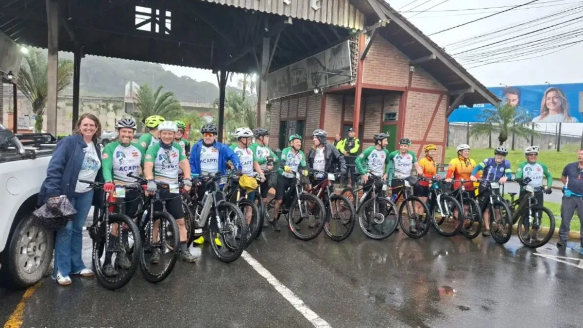 Médicos e empresários percorrem mais de 600 km de bicicleta em SC para alertar jovens sobre tabagismo e vapes
