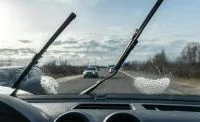 5 vícios ao dirigir que estão destruindo o seu carro (e o seu bolso)