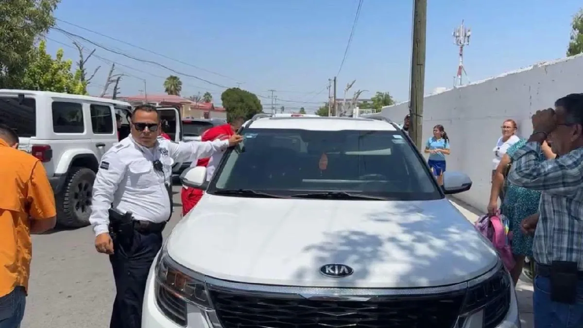 Queda menor encerrado por accidente dentro de una camioneta en Monclova, Coahuila
