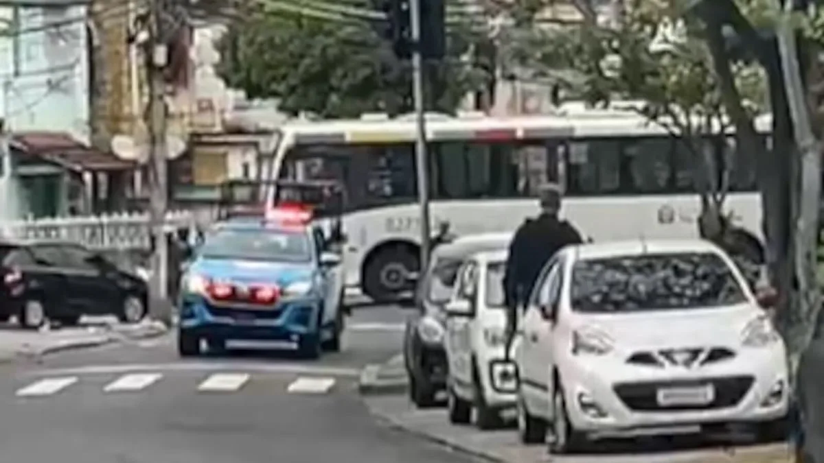 Mulher é baleada dentro de ônibus durante tiroteio na Zona Norte do Rio de Janeiro