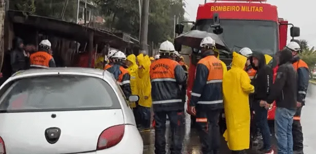 Criança morre após árvore cair sobre casa durante chuvas em Porto Alegre