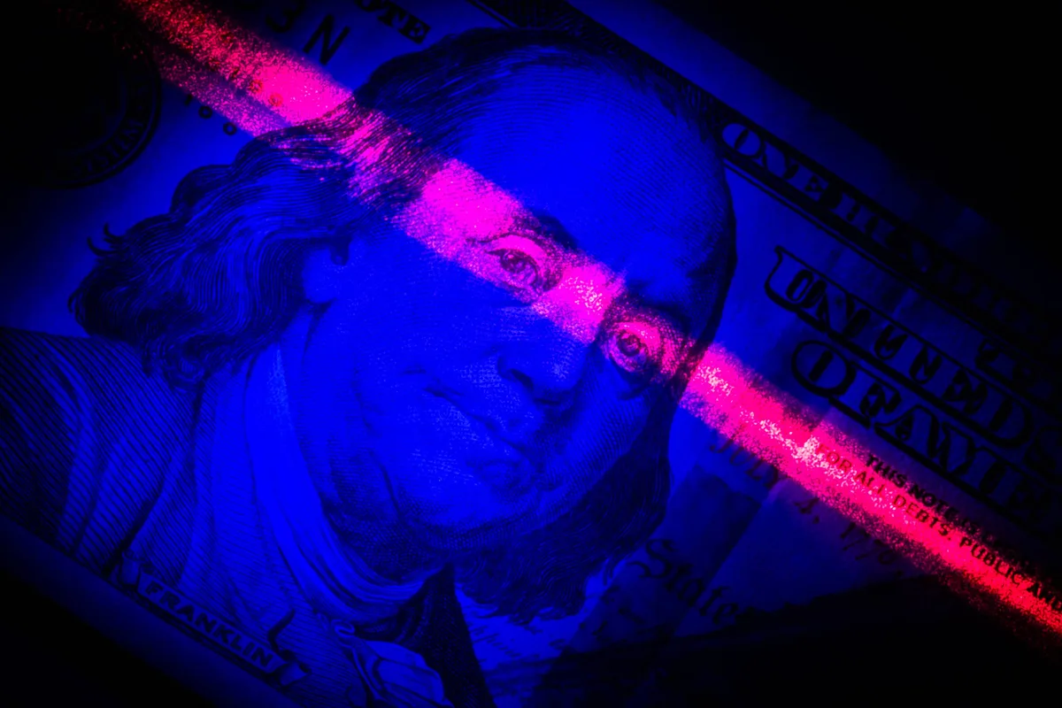 Dólar abre em leve queda nesta quinta à espera de leilões anunciados pelo BC
