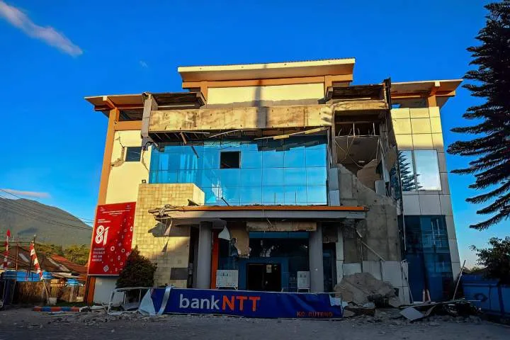 Magnitude 7.7 earthquake strikes off Indonesia’s coast, toppling buildings and killing at least 2