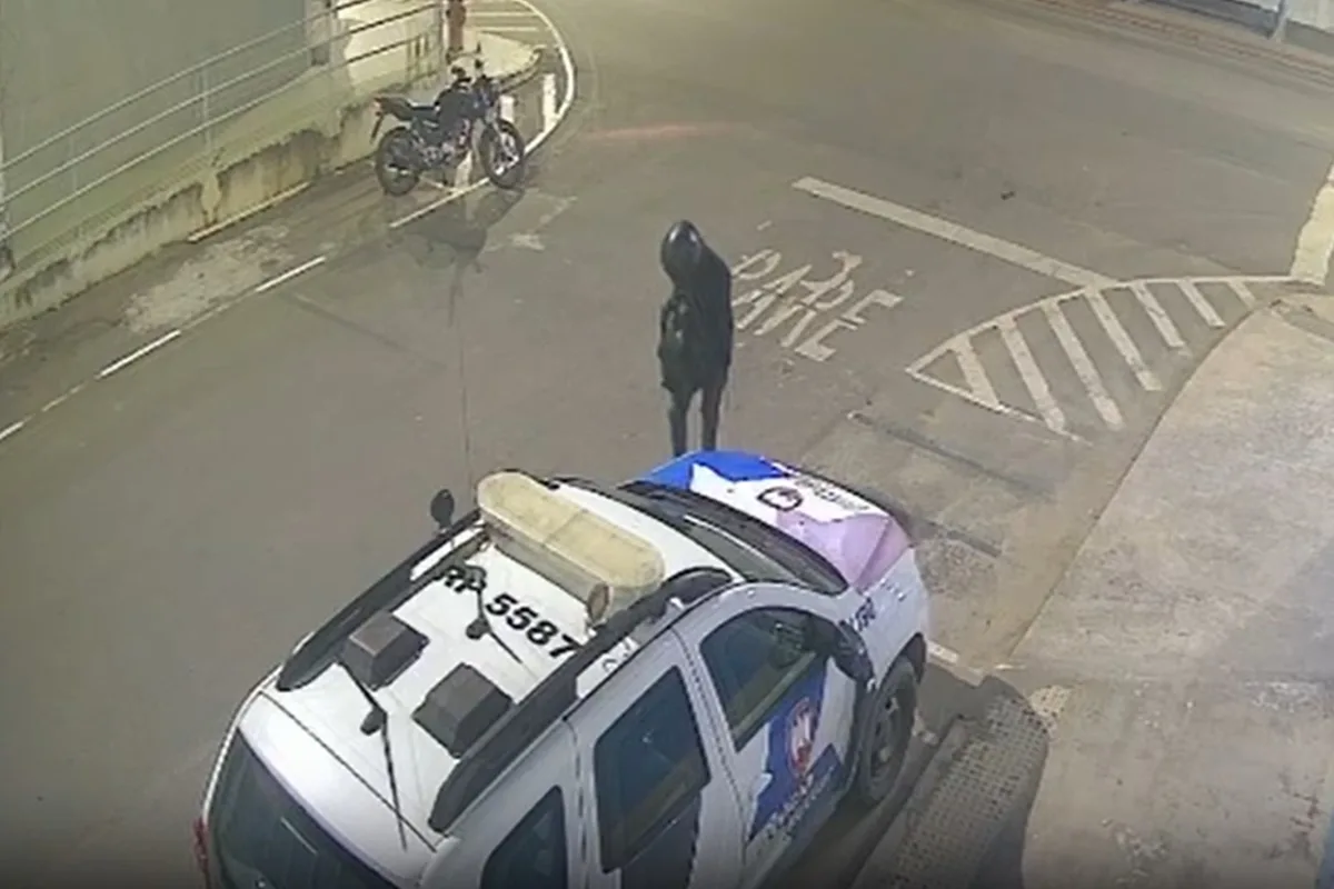 Homem dança antes de explodir carro da PM em frente a batalhão no ES