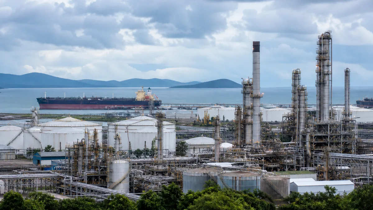 Petróleo fecha em queda e WTI para novembro fica abaixo de US$ 100