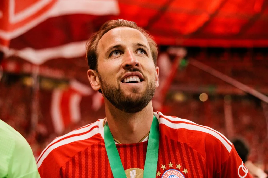De olho na Bola de Ouro, Kane alcança marca histórica em goleada do Bayern pela Bundesliga