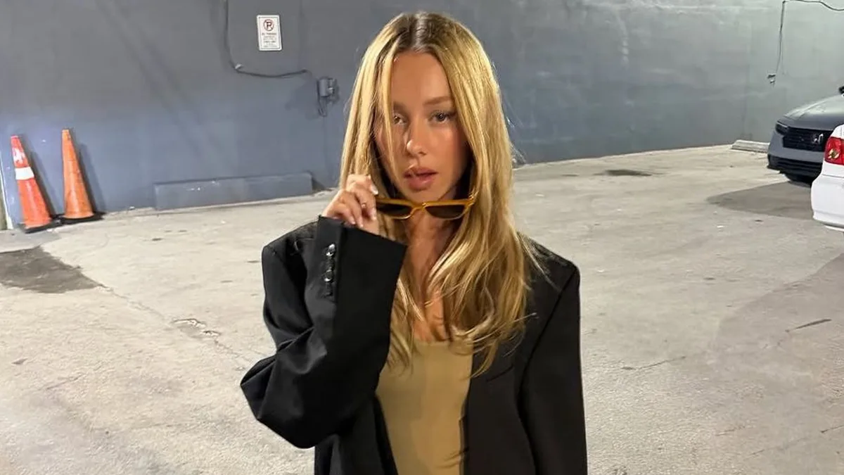Ester Expósito, una musa enamorada cuyo estilo evoluciona con guiños a Mbappé: vestido corto con estampado tropical
