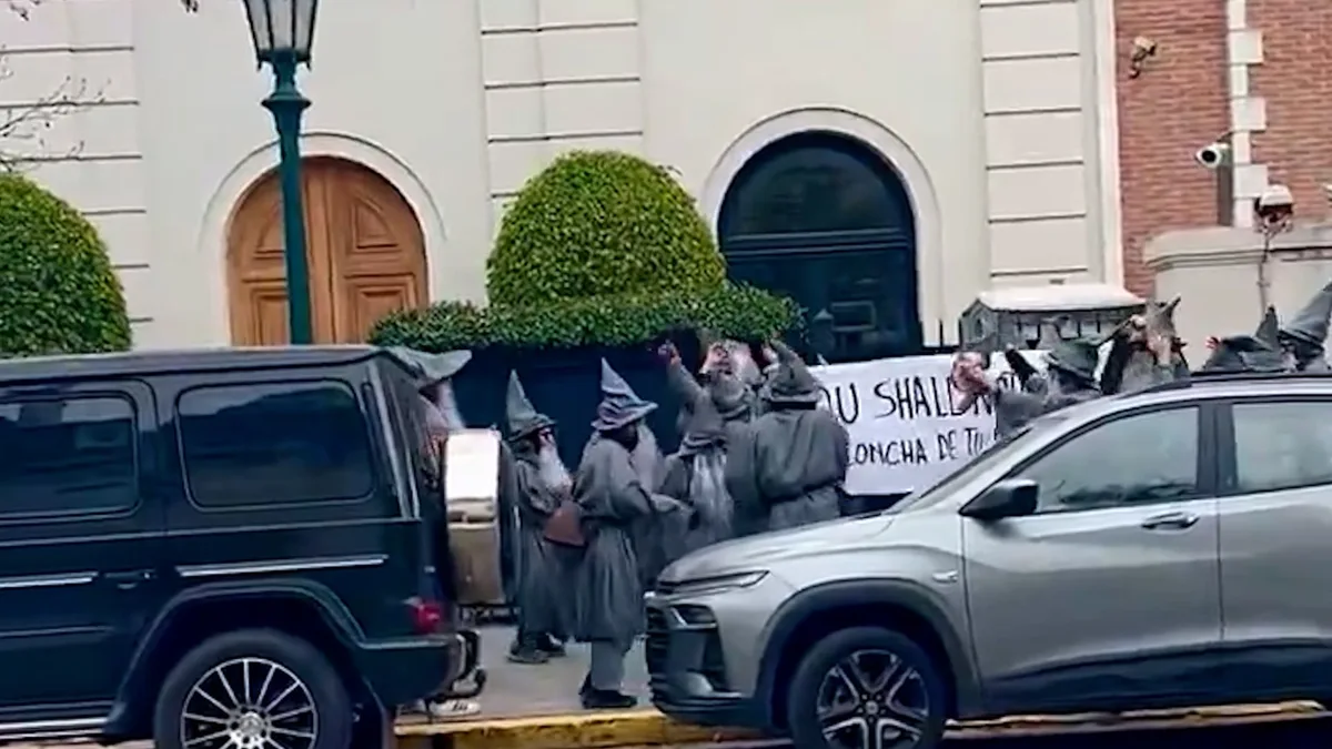 Quiénes son los “Gandalfs” que protestaron disfrazados de magos frente a la mansión de Peter Thiel en Palermo