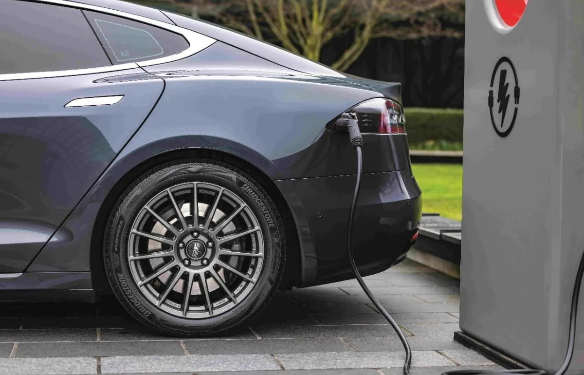 Carros híbridos y eléctricos ya superan la mitad de las ventas de vehículos nuevos en Colombia: así se movió el mercado en agosto