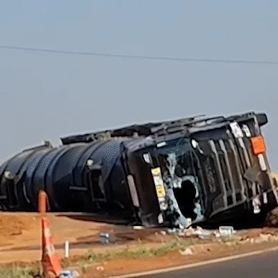Carreta carregada com etanol tomba e fecha rodovia em Aparecida do Taboado