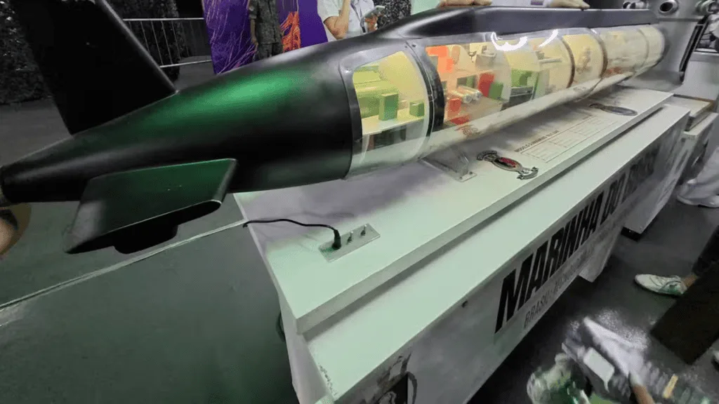 O navio de guerra que virou fliperama na Rio Innovation Week