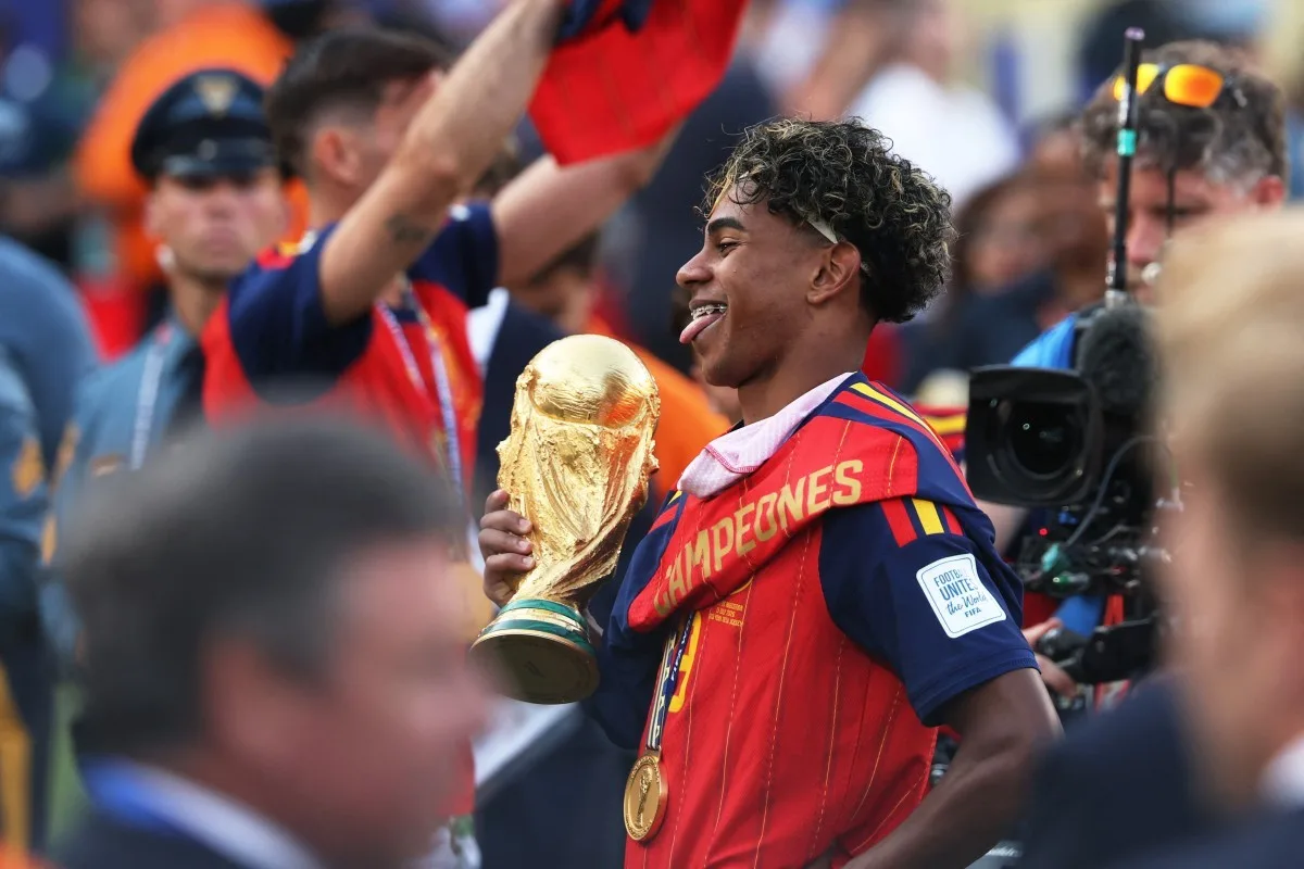 Yamal, do Barcelona, pode conquistar dois prêmios na Bola de Ouro; entenda