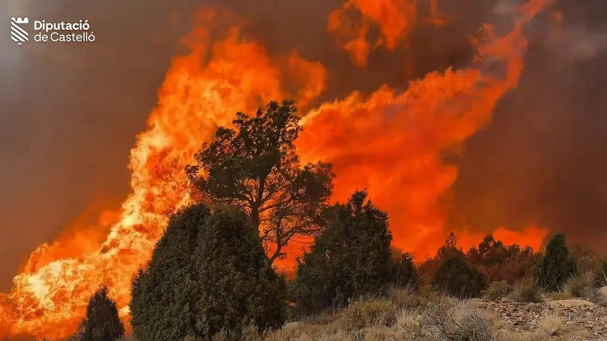 Nuevos desalojos por el incendio de Segorbe, fuera de control, mientras logran estabilizar el fuego de Las Hurdes