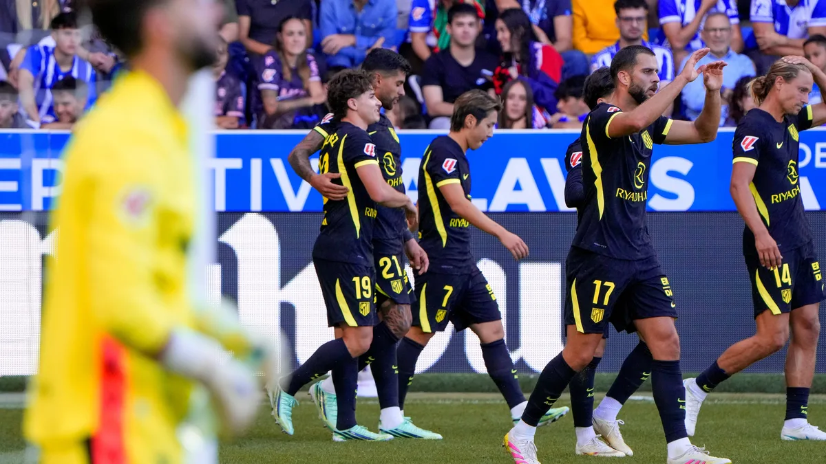 Una brutal patada a Julián Álvarez que terminó en roja y el cabezazo agónico del Cuti Romero: Atlético Madrid ganó y pelea por la cima