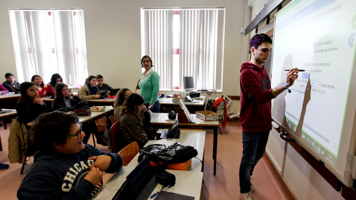 Mais de 20 mil professores colocados nas escolas. Aceitação até 18 de agosto