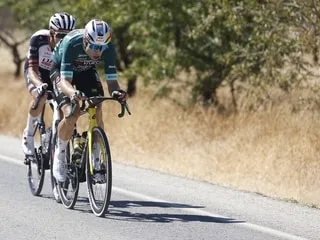Vuelta. « J’aurais préféré dormir plus longtemps » : Wout van Aert réveillé par un test antidopage avant la 20e étape