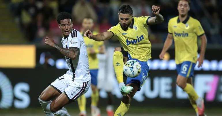 Arouca bate Estrela na estreia de Vítor Severino