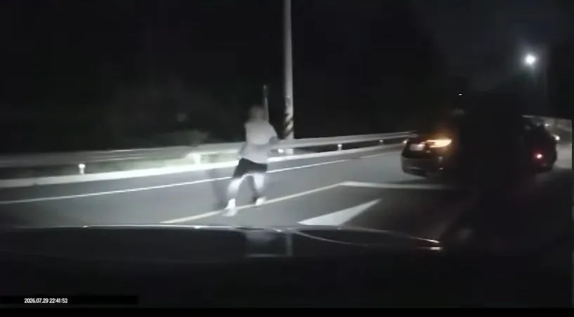 車ふさぎボンネット蹴る…再捜査で拘束