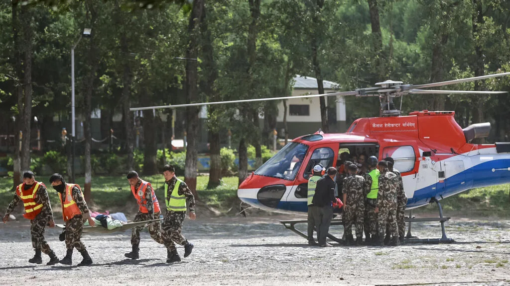 Crue dévastatrice au Népal et au Tibet: les secours perturbés par la menace de nouvelles coulées de boue