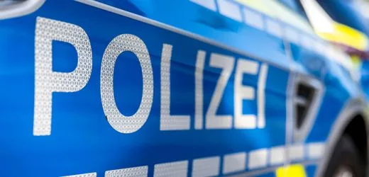 Mönchengladbach: Polizisten stoßen mit ihren Einsatzwagen auf Kreuzung zusammen