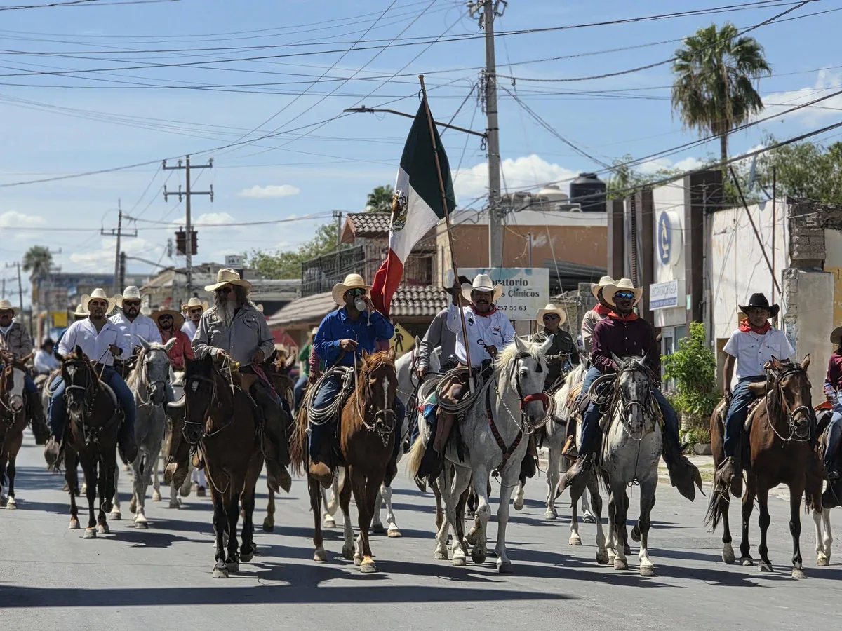 Cabalgantes recorren el Sendero de Hidalgo rumbo a Monclova
